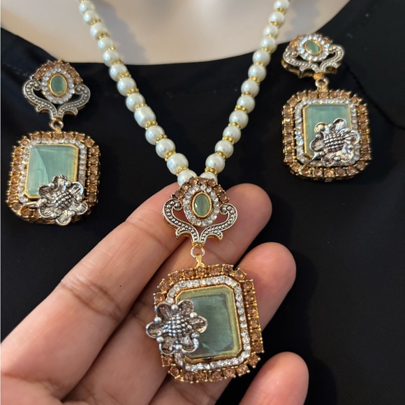 Elegant Pearl and Green Stone Necklace with earrings - Picture 2 of 4